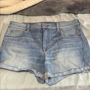 AE HI RISE SHORTIE JEANS